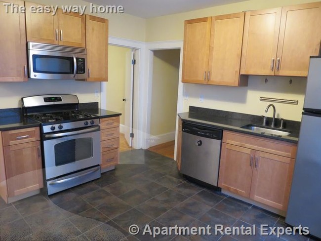 33 Lewis St, Unit 1 in Somerville, MA - Building Photo - Building Photo