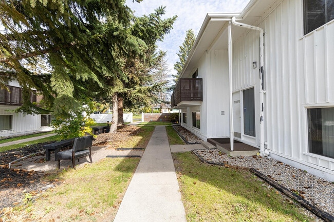 Triwood Gardens in Calgary, AB - Building Photo - Building Photo