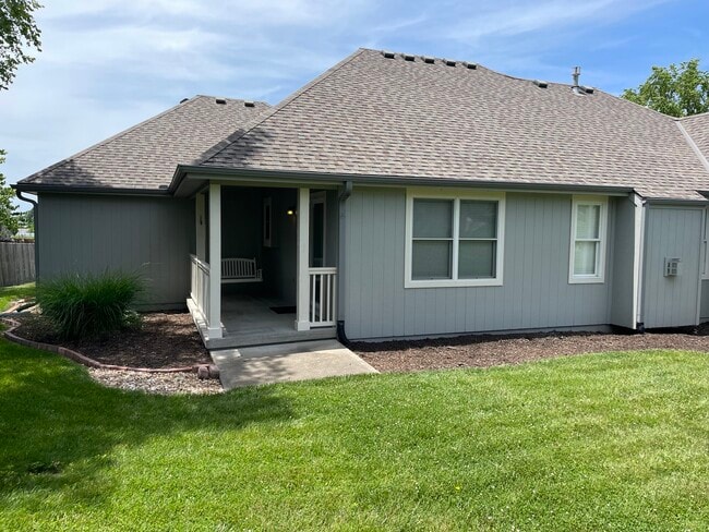 505 S Lakeshore Dr in Raymore, MO - Building Photo - Building Photo