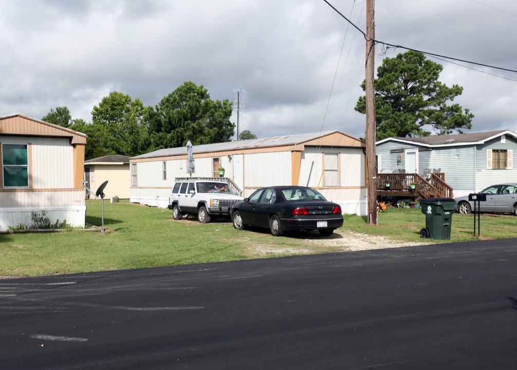 304 Camp Davis Rd in Holly Ridge, NC - Building Photo