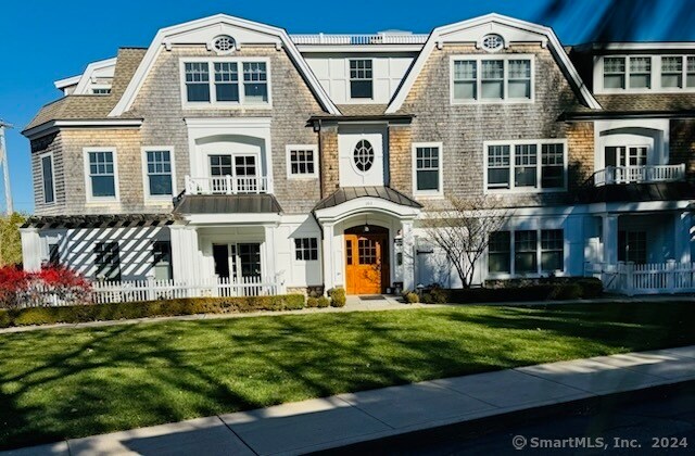 103 Main St in Stonington, CT - Building Photo