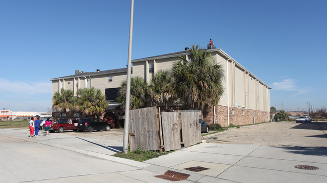 217 Plantation Dr in Chalmette, LA - Foto de edificio - Building Photo