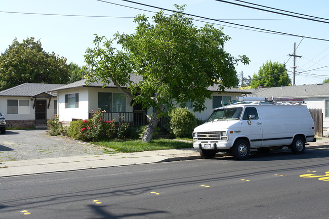 883-887 Oak Ave in Redwood City, CA - Foto de edificio - Building Photo