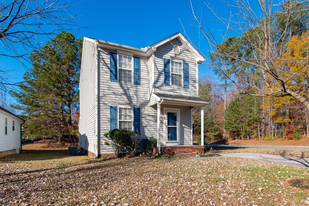 102 Mingocrest Dr in Knightdale, NC - Foto de edificio