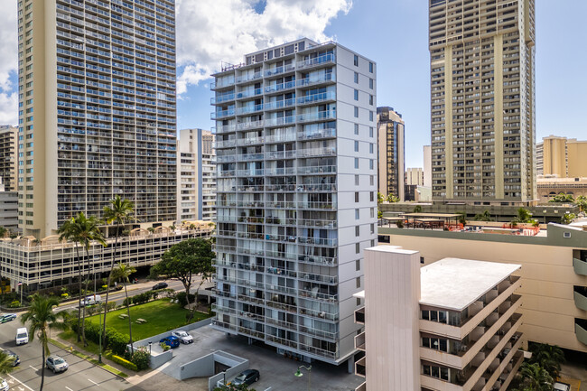 2233 Ala Wai Blvd in Honolulu, HI - Building Photo - Primary Photo