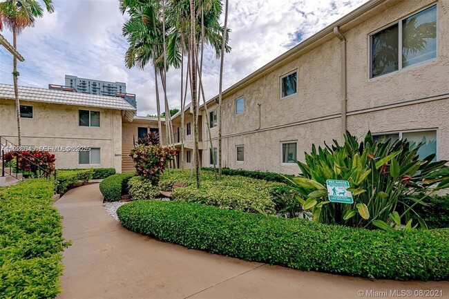 8607 SW 68th Ct in Pinecrest, FL - Building Photo - Building Photo