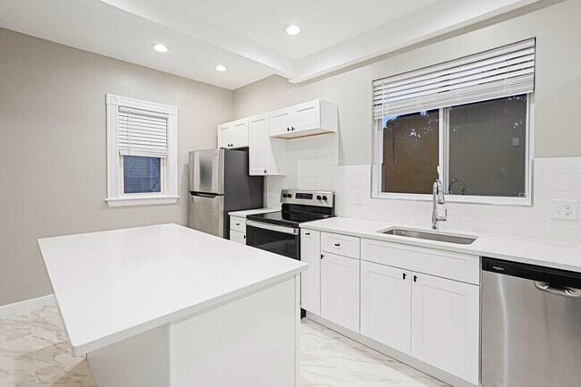 381 Adams St in Boston, MA - Building Photo - Building Photo