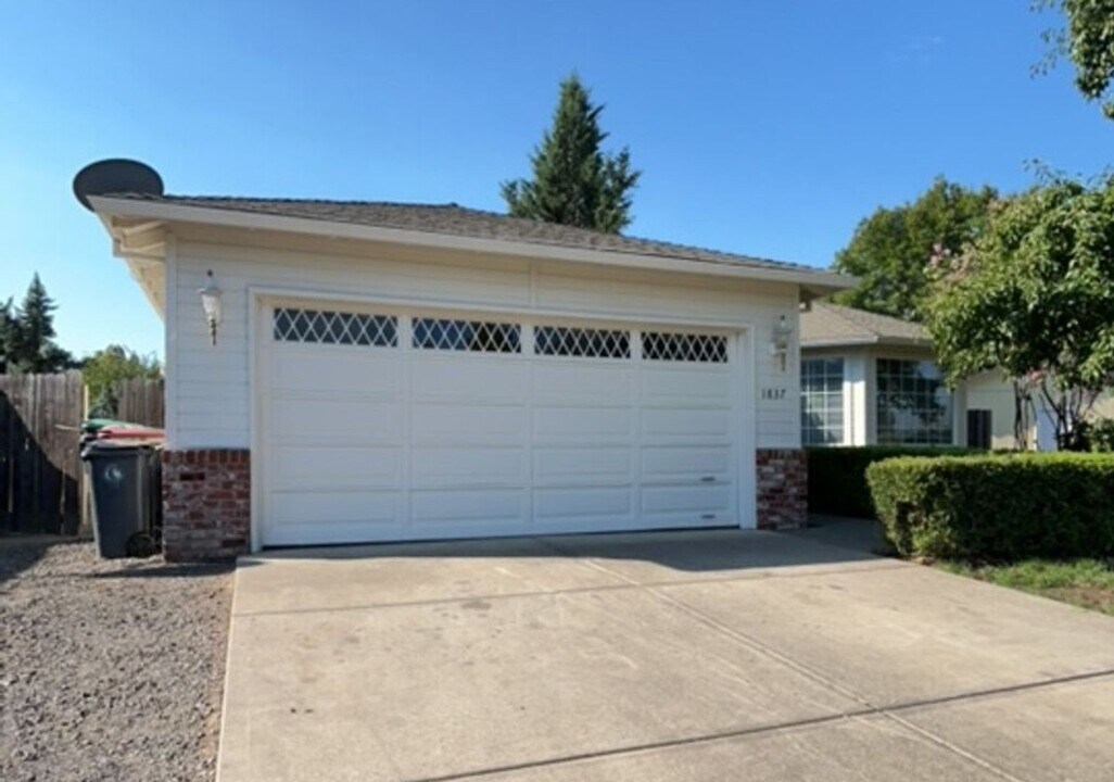 1837 Layla Dr in Medford, OR - Building Photo