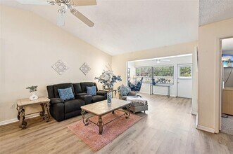 7245 Wood Creek Dr in Sarasota, FL - Foto de edificio - Building Photo