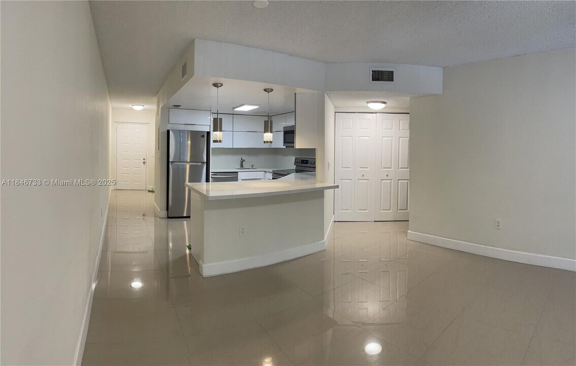 8343 Lake Dr in Doral, FL - Building Photo