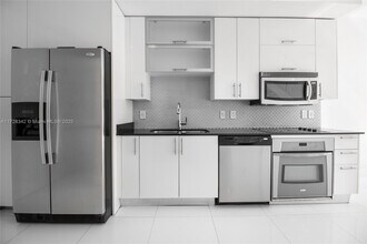60 SW 13th St, Unit 2208 in Miami, FL - Building Photo - Building Photo
