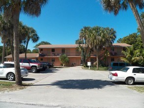 2121 NE Park St in Jensen Beach, FL - Foto de edificio - Building Photo