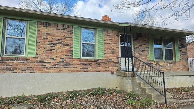 1013 E Mailback Way in Crestwood, KY - Building Photo - Building Photo