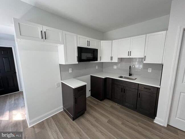 property at 925 W 3rd St
