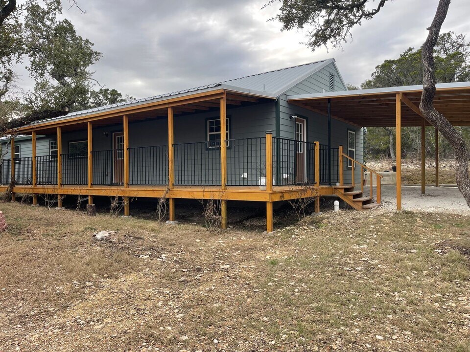 1420 Stallion Springs Dr in Canyon Lake, TX - Building Photo