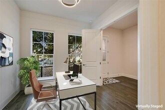 1301 Town Creek Dr in Austin, TX - Foto de edificio - Building Photo