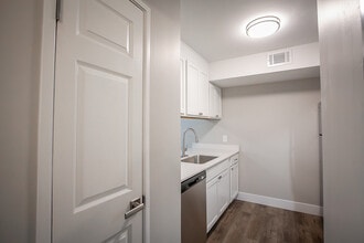 Alpine Lake Apartments in Jackson, MI - Building Photo - Building Photo