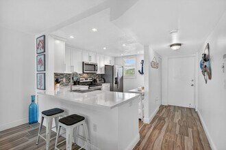 9940 S Ocean Dr, Unit 202 in Jensen Beach, FL - Foto de edificio - Building Photo