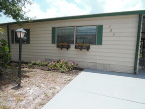 327 Macadamia Dr in Sebastian, FL - Building Photo - Building Photo