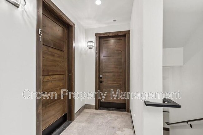317 Akers Ln in Whitefish, MT - Foto de edificio - Building Photo