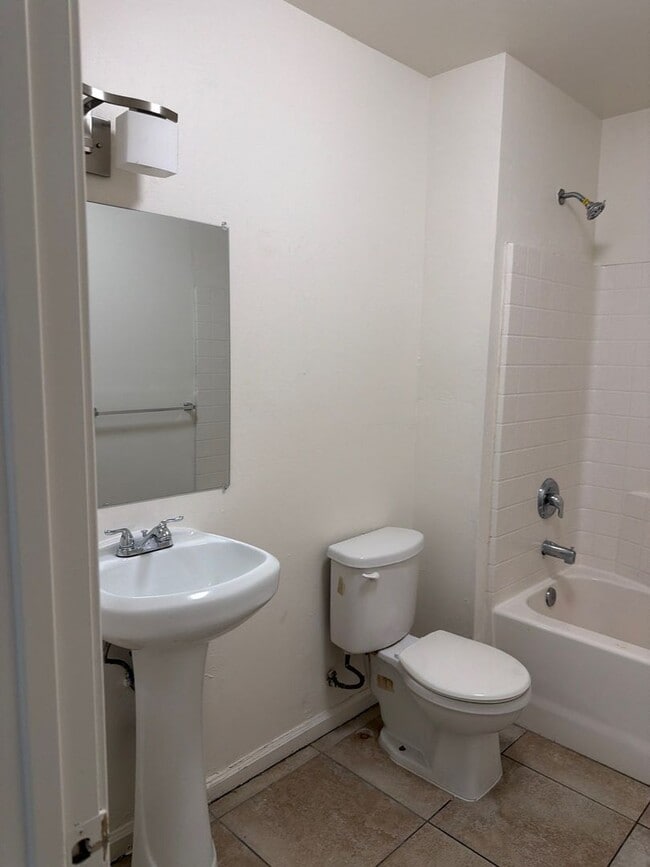 705 S Brown St in Bakersfield, CA - Building Photo - Building Photo