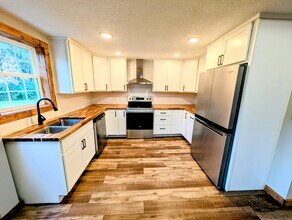 230 Langstraat Ln in Knoxville, IA - Building Photo - Building Photo