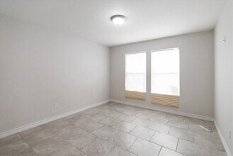 525 Military Dr in Corpus Christi, TX - Foto de edificio - Building Photo