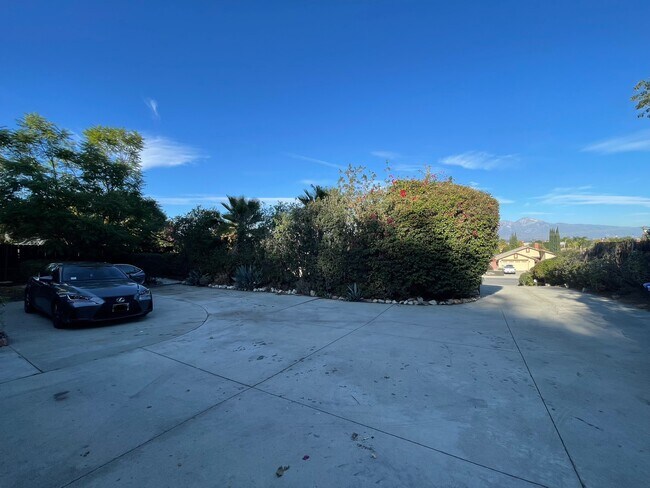 1868 W Phillips Dr in Pomona, CA - Foto de edificio - Building Photo