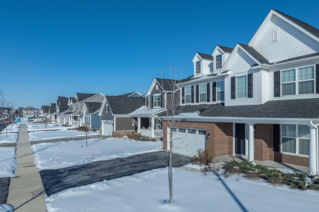 Willow Run in Plainfield, IL - Building Photo