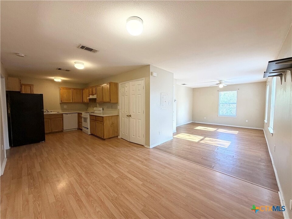 898 Advance St in San Marcos, TX - Building Photo