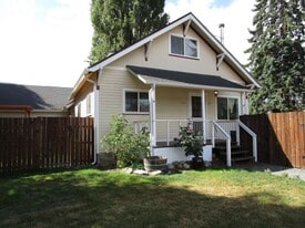 701 Marshall Ave in Sedro Woolley, WA - Building Photo