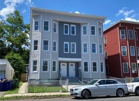 220 Maplewood Ave in Bridgeport, CT - Building Photo
