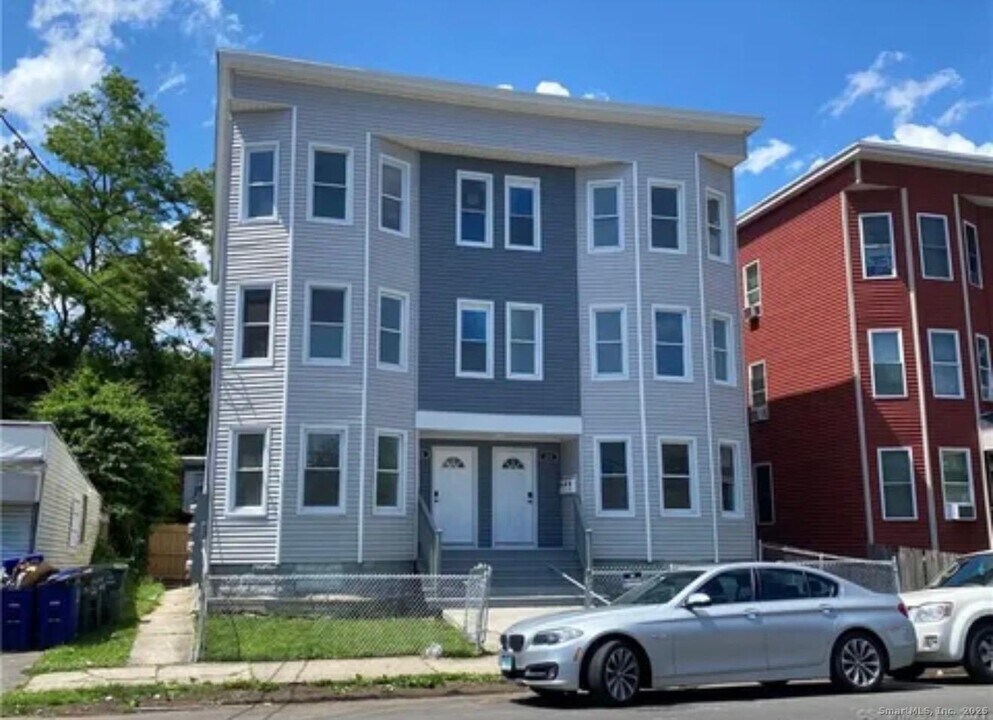 220 Maplewood Ave in Bridgeport, CT - Building Photo
