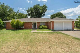 2406 Picadilly Ln in Wichita Falls, TX - Building Photo