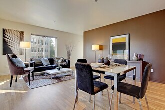 z-053025-Madison Crossing in Seattle, WA - Building Photo - Building Photo