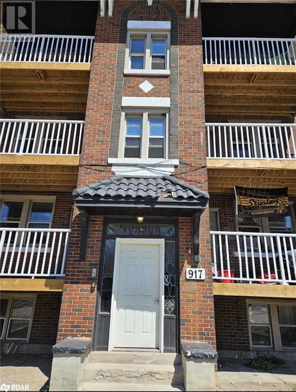 917 Main St E