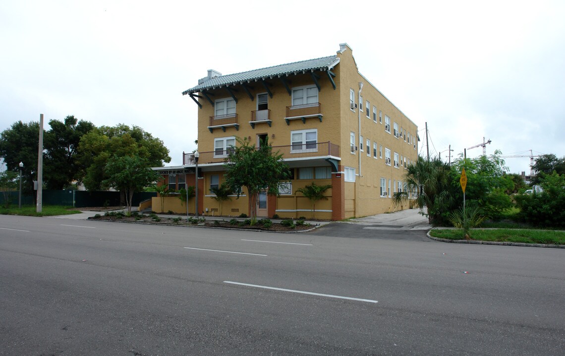 DOWNTOWN POINTE APARTMENTS (SELLER FINANCING) in St. Petersburg, FL - Building Photo