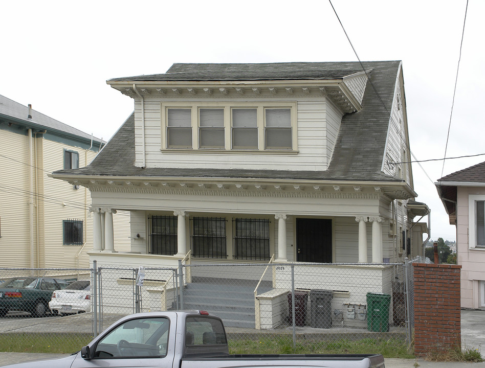 2019 E 17th St in Oakland, CA - Foto de edificio