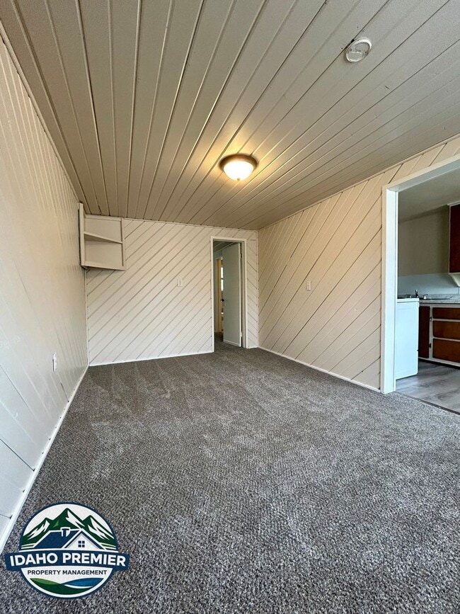 property at 2709 W Rose Hl St