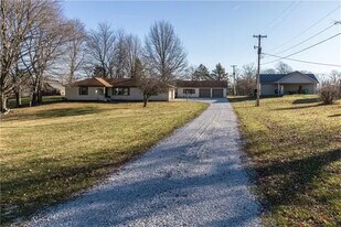 211 Hillview Dr in Jamestown, IN - Building Photo