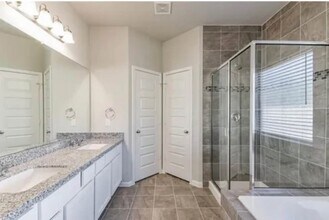 519 Moore St in Lake Jackson, TX - Foto de edificio - Building Photo