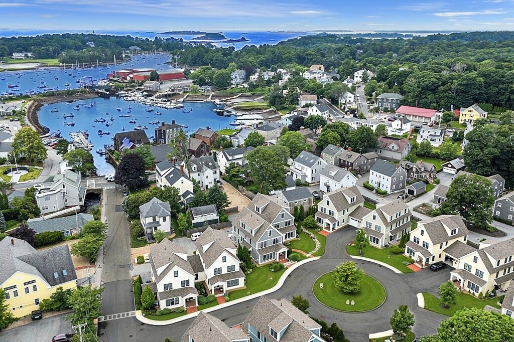 21 Saw Mill Cir in Manchester by the Sea, MA - Building Photo