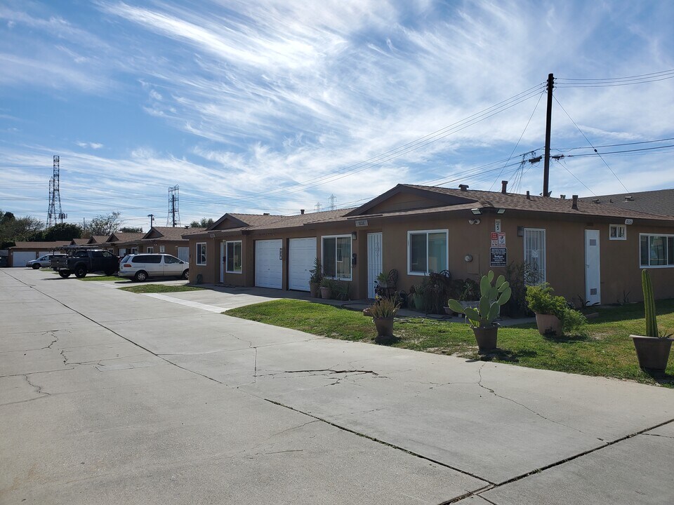 Cedar Apartments in Bellflower, CA - Building Photo