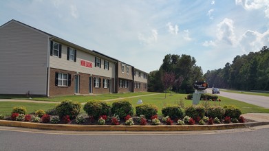 Creek Wood Townhomes in Highland Springs, VA - Building Photo - Building Photo