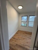 61-25 Saunders St in Queens, NY - Building Photo