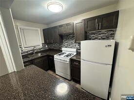 90 Ivy Ln in Englewood, NJ - Building Photo