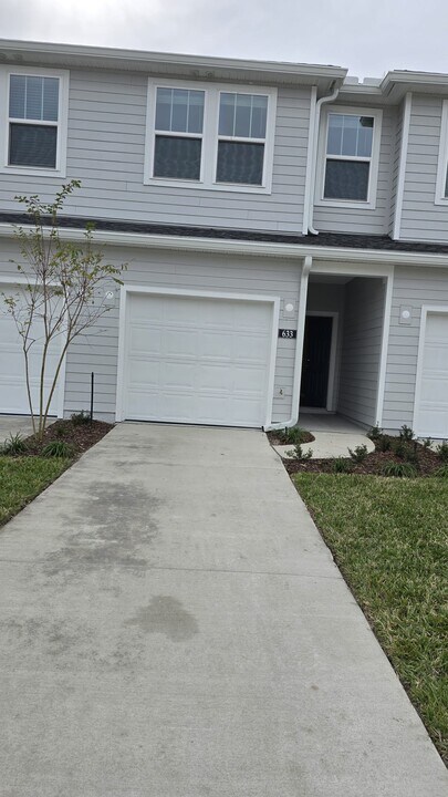 633 Holly Lks Dr in Orange Park, FL - Building Photo