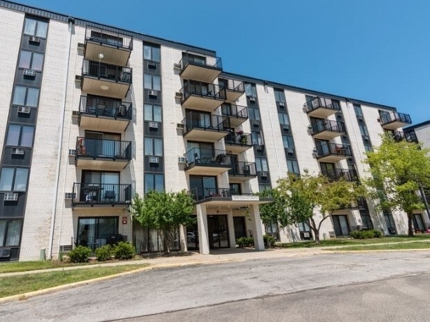 9098 Terrace Dr in Niles, IL - Building Photo - Building Photo