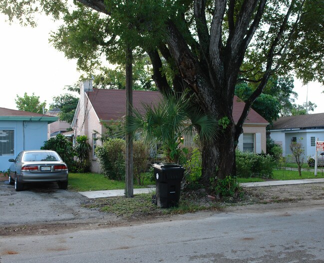 13915 NE 20th Pl in Miami, FL - Foto de edificio - Building Photo