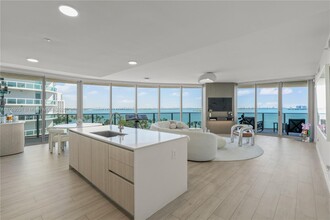 488 NE 18th St, Unit 715 in Miami, FL - Building Photo - Building Photo